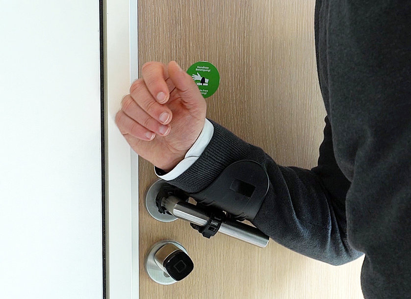 Hygienic door handle for tool-less mounting